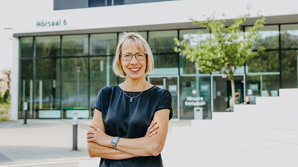 Prof. Dr. Astrid Seltrecht auf dem Campus der Uni Magdeburg (c) Jana Dünnhaupt Uni Magdeburg