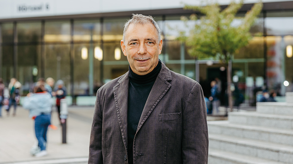 Prof. Dr. Frank Bünning auf dem Campus der Uni Magdeburg (c) Jana Dünnhaupt Uni Magdeburg