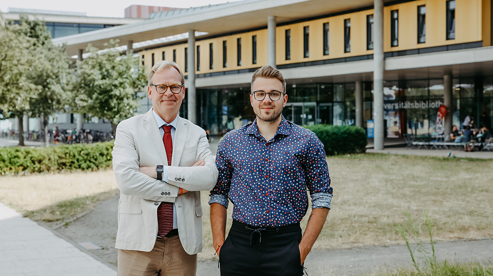 Prof. Dr. Hans-Knud Arndt (li.) und Hannes Feuersenger (re.) auf dem Mensavorplatz (c) Jana Dünnhaupt Uni Magdeburg