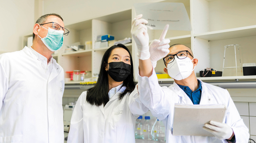 Prof. Dr. Naumann im Gespräch mit den Doktorand_innen Phatcharida Jantaree und Yanfei Yu (Foto: Sarah Kossmann UMMD)