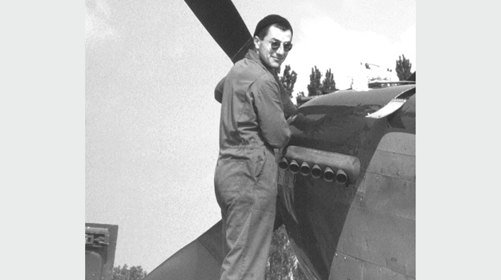 Prof. Hagen Thieme in jungen Jahren als Mechaniker an einem Flugzeug (c) privat