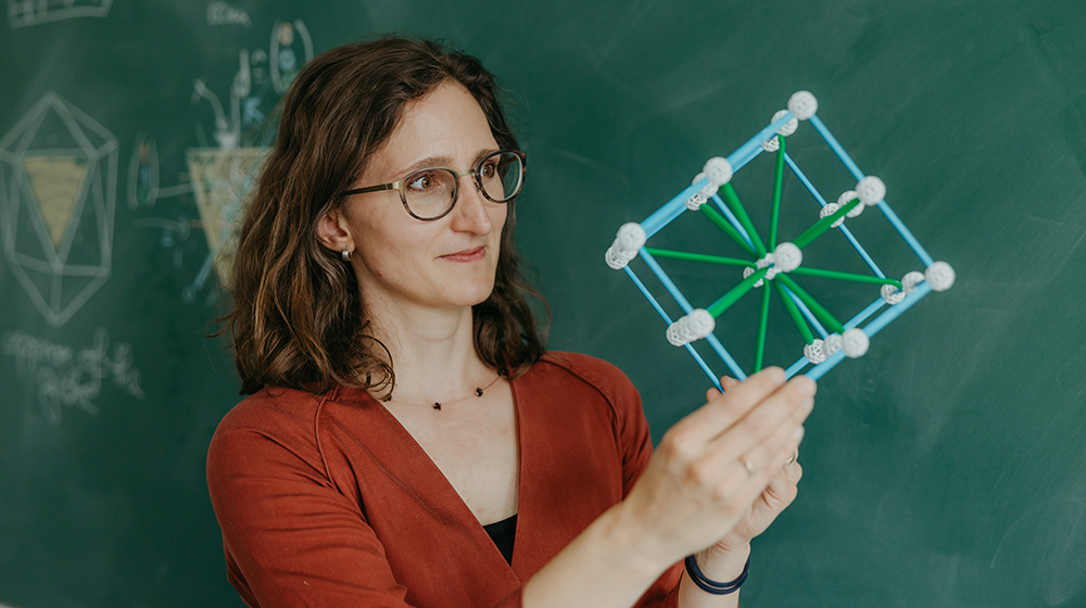 Prof. Petra Schwer hält ein dreidimensionales Modell in den Händen (Foto: Jana Dünnhaupt / Uni Magdeburg)