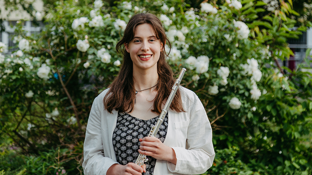 Siska Müller spielt seit 2018 Flöte im Akademischen Orchester. Die Studentin freut sich auf den ersten Live-Auftritt seit 3 Jahren (c) Jana Dünnhaupt/Uni Magdeburg