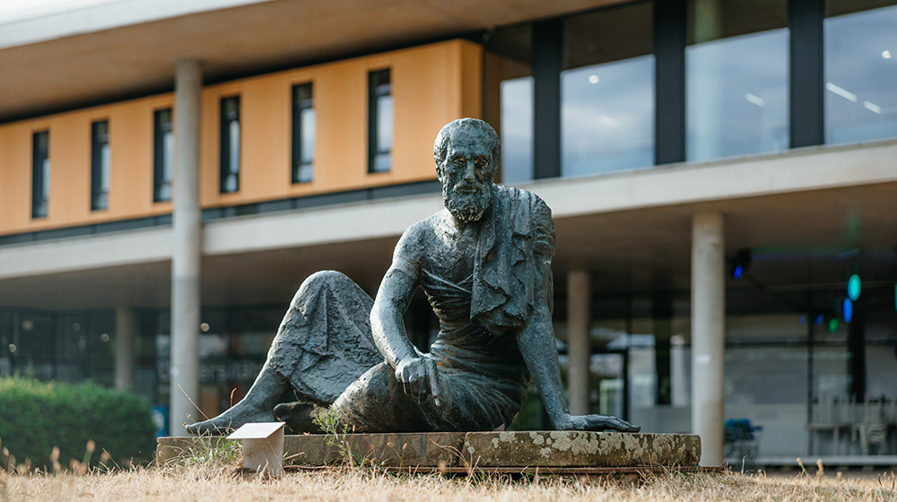 Statue von Archimedes auf dem Campus der Uni Magdeburg (c) Jana Dünnhaupt Uni Magdeburg