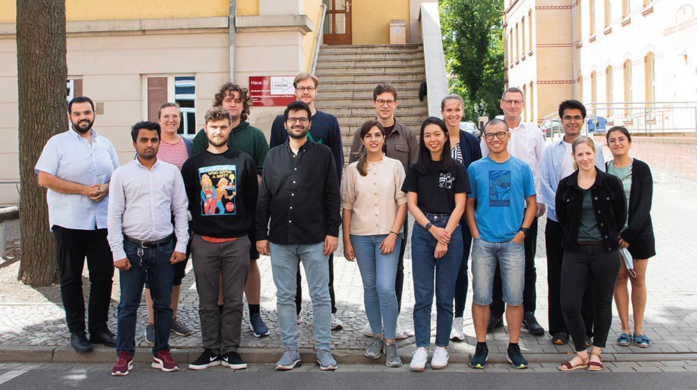 Das Team des Graduiertenkollegs auf dem Campus der Medizinischen Fakultät (Foto: Sarah Kossmann / UMMD)