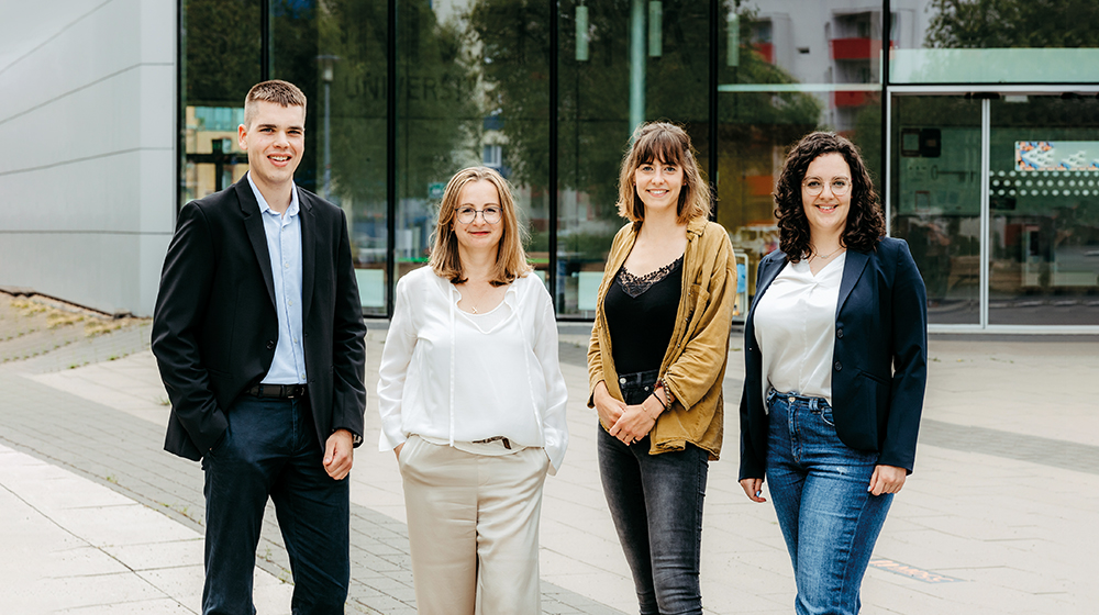 Teamfoto von Edgar Hahn, Prof. Dr. Dina Kuhlee, Johanna Telle Zips, Lisa-Marie Brand  (v. l. n. r.) (c) Jana Dünnhaupt Uni Magdeburg