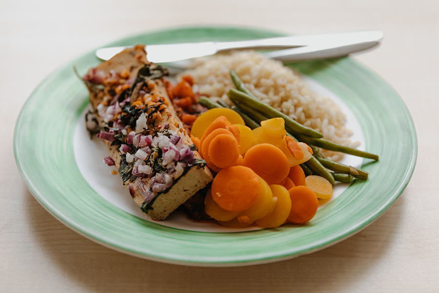 Tofu with vegetables in the dining hall of the University of Magdeburg (c) Hannah Theile Uni Magdeburg