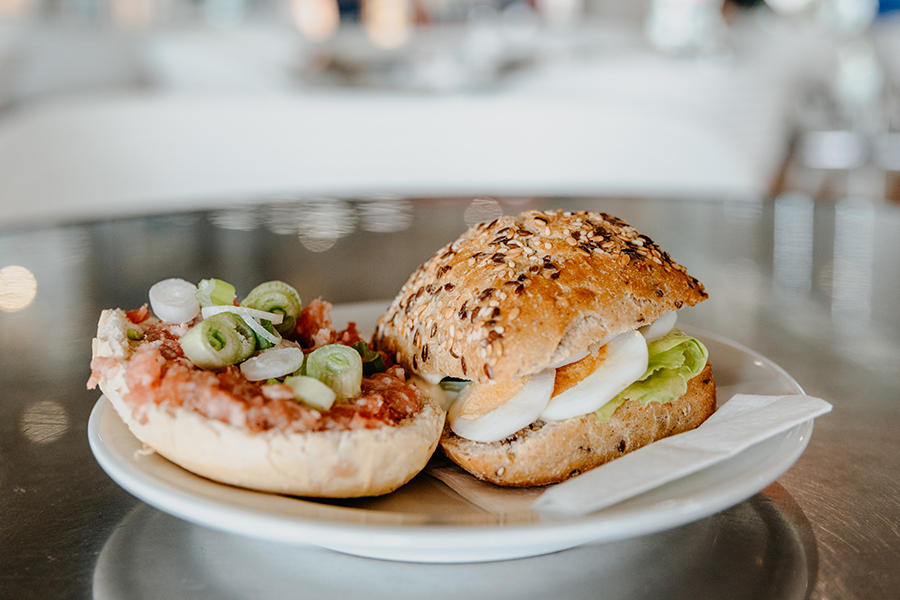 Zwei Brötchen mit Gehacktes und Ei auf einem Teller in der Cafeteria der Universitätsbibliothek (c) Hannah Theile Uni Magdeburg