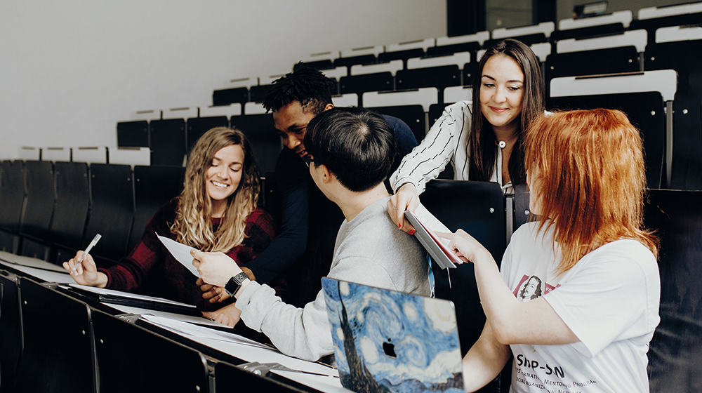 eine kleine Gruppe von Studierenden im Hörsaal (c) Jana Dünnhaupt Uni Magdeburg