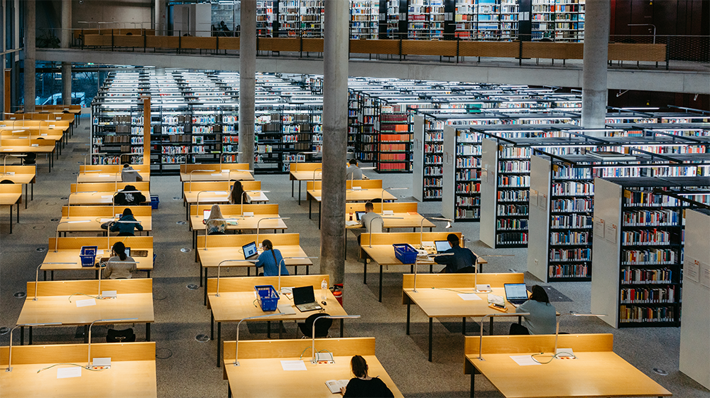 Blick von oben auf Arbeitsplätze und Bücherregale in der Bibliothek der Uni Magdeburg (Foto: Jana Dünnhaupt / Uni Magdeburg)
