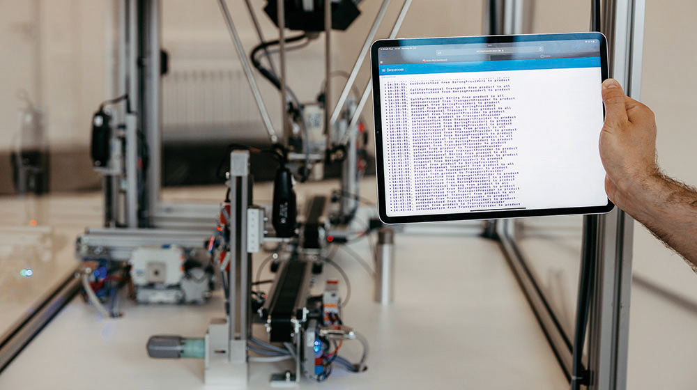 Chris Urban shows details of the I4.0 language in the interaction between machines (c) Jana Dünnhaupt Uni Magdeburg