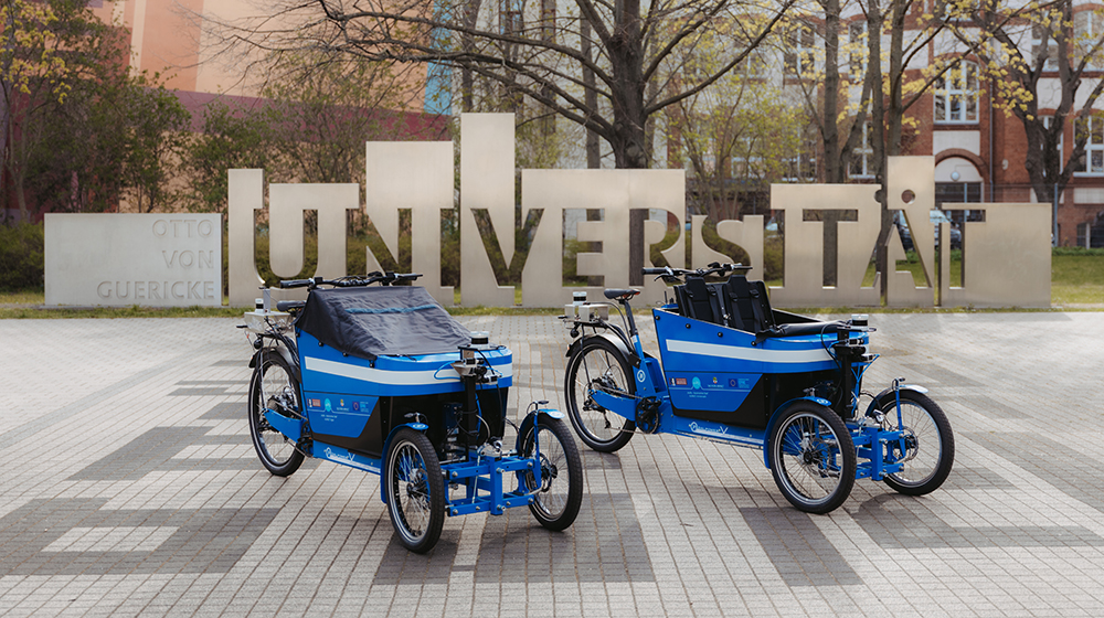 Zwei autonom fahrende Lastenräder der Uni Magdeburg vor der Uniporta (c) Hannah Theile Uni Magdeburg