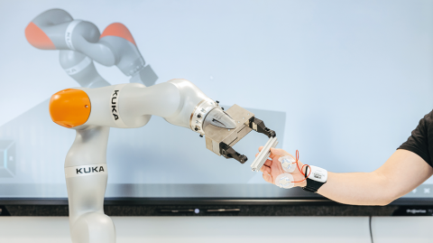 Ein ‚kognitiv augmentierter’ Roboter bearbeitet flexibel und adaptiv mit einem Menschen gemeinsam eine Montageaufgabe. (c) Jana Dünnhaupt Uni Magdeburg Ein ‚kognitiv augmentierter’ Roboter bearbeitet flexibel und adaptiv mit einem Menschen gemeinsam eine Montageaufgabe. (c) Jana Dünnhaupt Uni Magdeburg