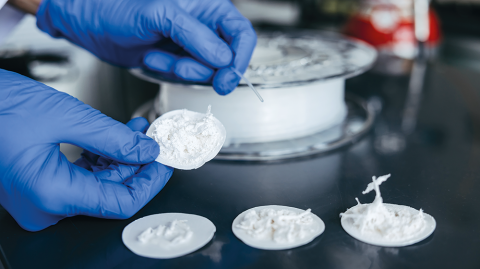 Getrocknetes und gereinigtes Polyamid 6 nach dem Auflösungsprozess (c) Jana Dünnhaupt Uni Magdeburg Getrocknetes und gereinigtes Polyamid 6 nach dem Auflösungsprozess (c) Jana Dünnhaupt Uni Magdeburg