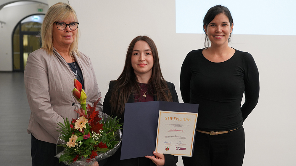 Gruppenfoto von Oberbürgermeisterin der Stadt Magdeburg Simone Borris, Medizinstudentin Anxhela Dautaj und Prorektorin für Studium und Lehre Susanne Schmidt bei der Stipendienvergabe (c) Laura Thümler_Stadt Magdeburg