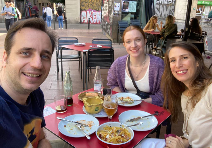 Hannah Theile in Barcelona having lunch in a restaurant with her colleagues (c) private
