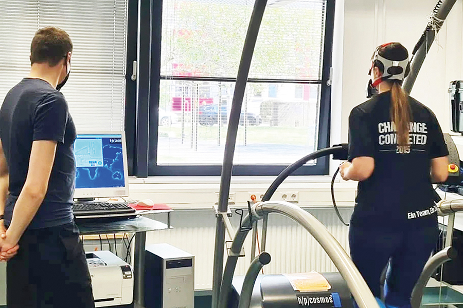 Kathrin Rehfeld training on the treadmill in a laboratory (c) private Dr. Kathrin Rehfeld