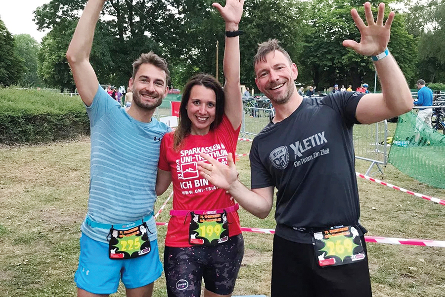 Kathrin Rehfeld freut sich mit Kollegen nach dem Triathlon über ihren 3. Platz (c) privat Dr. Kathrin Rehfeld