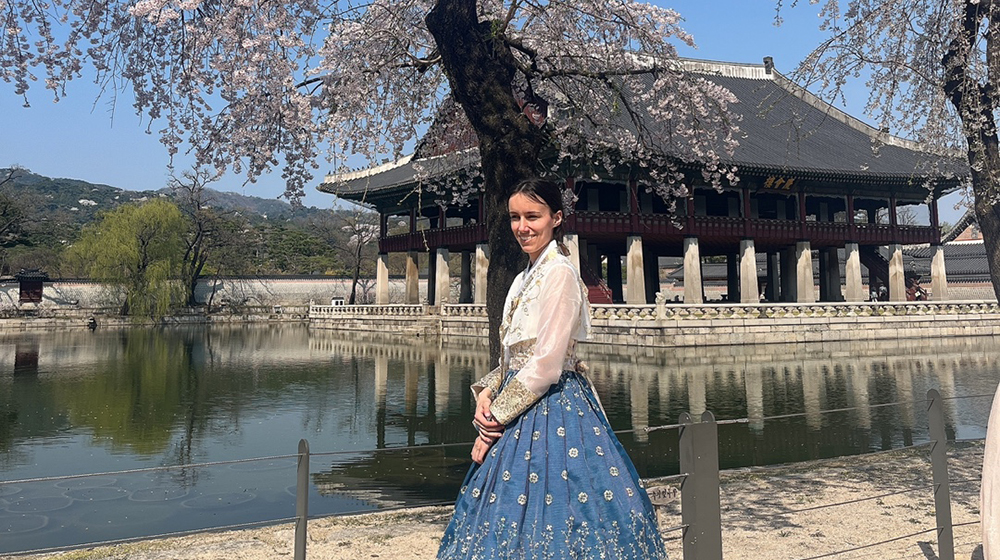 Studentin Merle Gorial in traditioneller koeranischer Kleidung vor dem Gyeongbokgung-Palast in Südkorea (Foto: privat)