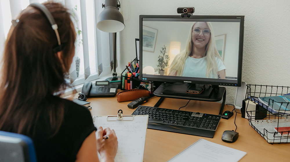 Patienten und Therapeutin bei einem digitalen Therapiegespräch (c) Jana Dünnhaupt Uni Magdeburg