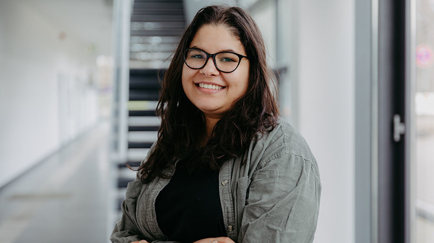 Portrait of the student Laila Hammouda in front of a staircase (c) Anna Friese / Uni Magdeburg