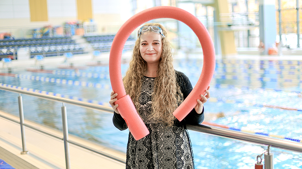 Portrait von Carina Krömer in einer Schwimmhalle (Foto: Schwimm Kultur)