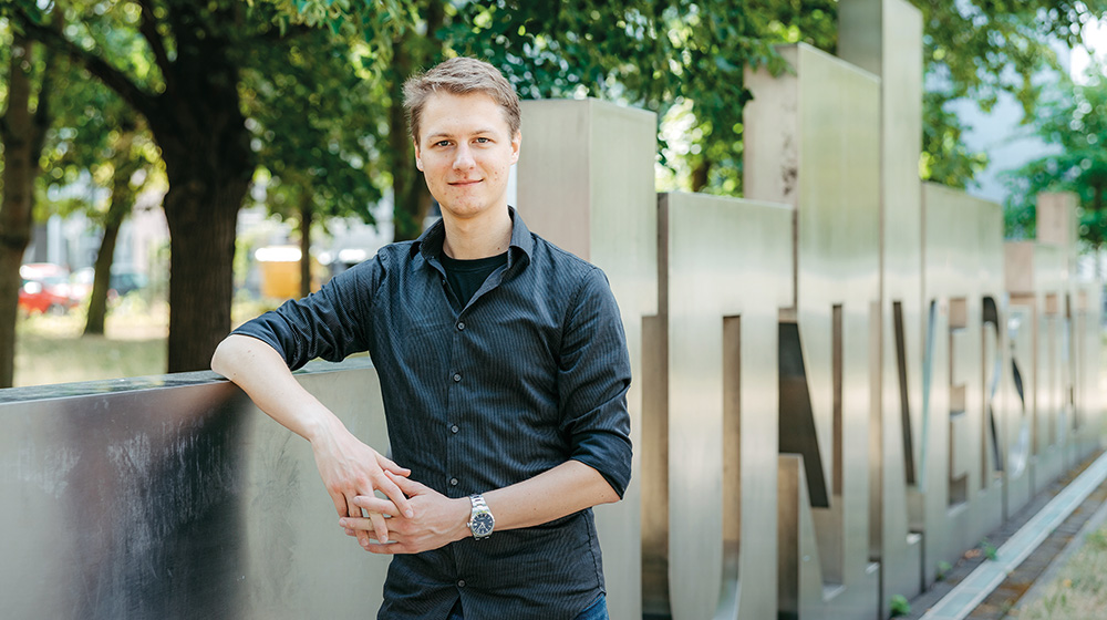 Portrait von Christian Daase vor der Uniporta (c) Jana Dünnhaupt Uni Magdeburg