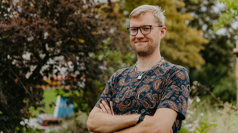 Portrait von Gabriel Rücker auf dem grünen Campus der Uni Magdeburg (Foto: Anna Friese / Uni Magdeburg)