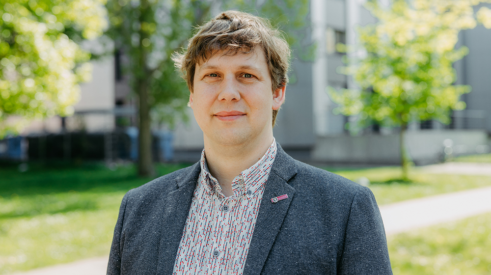 Portrait Jun.-Prof. Ingo Siegert auf dem Campus der Uni Magdeburg (c) Jana Dünnhaupt Uni Magdeburg