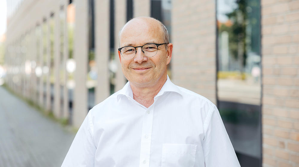 Portrait Prof. Kienle vor einem gelben Backsteingebäude auf dem Campus (c) Jana Dünnhaupt Uni Magdeburg