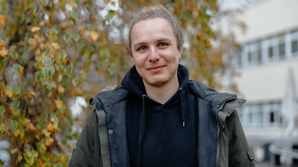 Tobias Bennecke erforscht, wie sich Algorithmen über Generationen hinweg entwickeln (Foto: Hannah Theile / Uni Magdeburg)