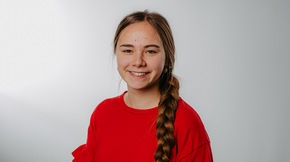 Luise Neumann studiert im ersten Semester den neuen Studiengang AI Engineering an der Uni Magdeburg. (Foto: Jana Dünnhaupt / Uni Magdeburg)