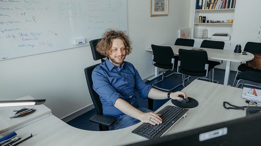 Prof. Dr. Marlin Ulmer at his desk (c) Jana Dünnhaupt Uni Magdeburg