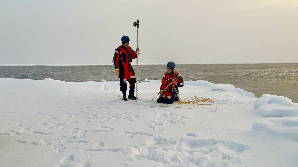 Prof. Thomas Richter and Dr. Carolin Mehlmann measure an ice floe (c) Thomas Richter / Carolin Mehlmann