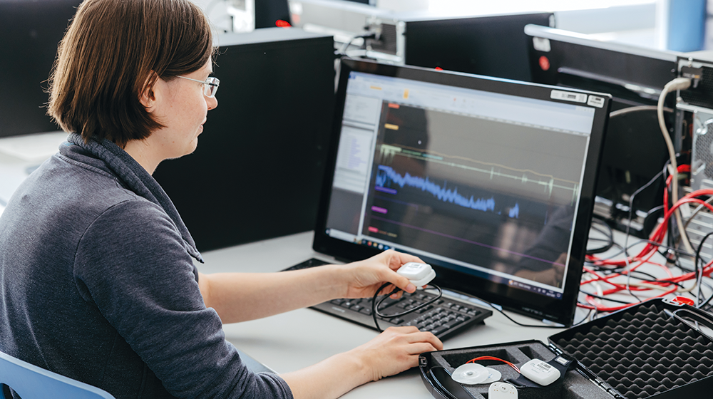 Tragbare Sensor zur Überwachung der Vitalwerte können mithilfe von KI verwendet werden, um Emotionen zu erkennen. (Foto: Jana Dünnhaupt Uni Magdeburg)