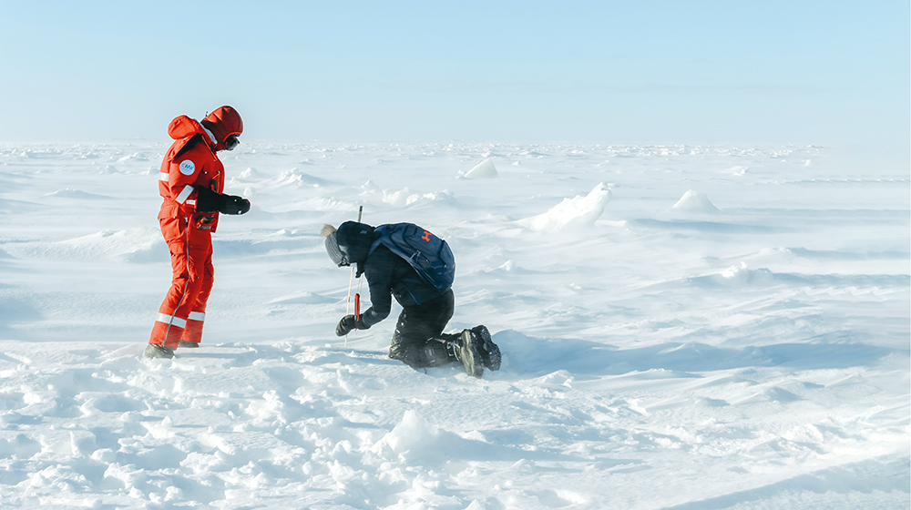 Die Mathematiker Dr. Carolin Mehlmann und Prof. Dr. Thomas Richter bei einer Probenahme auf einer Eisscholle (c) Clara Burgard