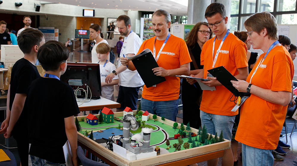 Ein Team präsentiert die Projektidee vor der Jury beim Deutschlandfinale in Schwäbisch Gmünd (c) TECHNIK BEGEISTERT e.V.