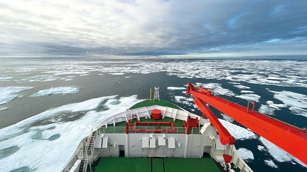 Fahrt der Polarstern durch dünnes Eis (c) Thomas Richter