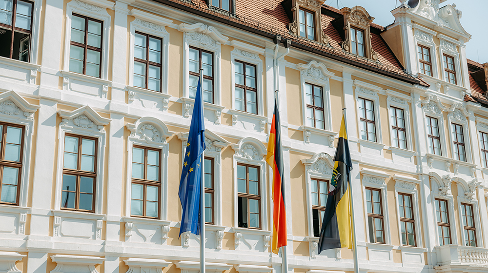 Flaggen  vor dem Landtag in Magdeburg(c) Jana Dünnhaupt Uni Magdeburg