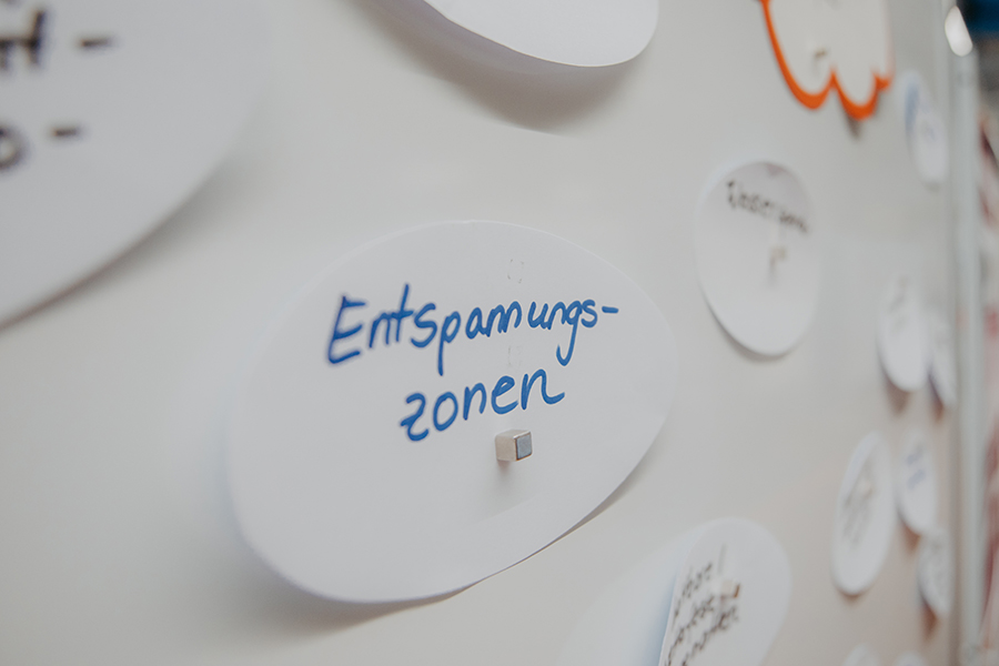 Zettel an einer Pinnwand beim World Café zum Thema Campusgestaltung; auf dem Zettel steht Entspannungszonen (c) Anna Friese Uni Magdeburg