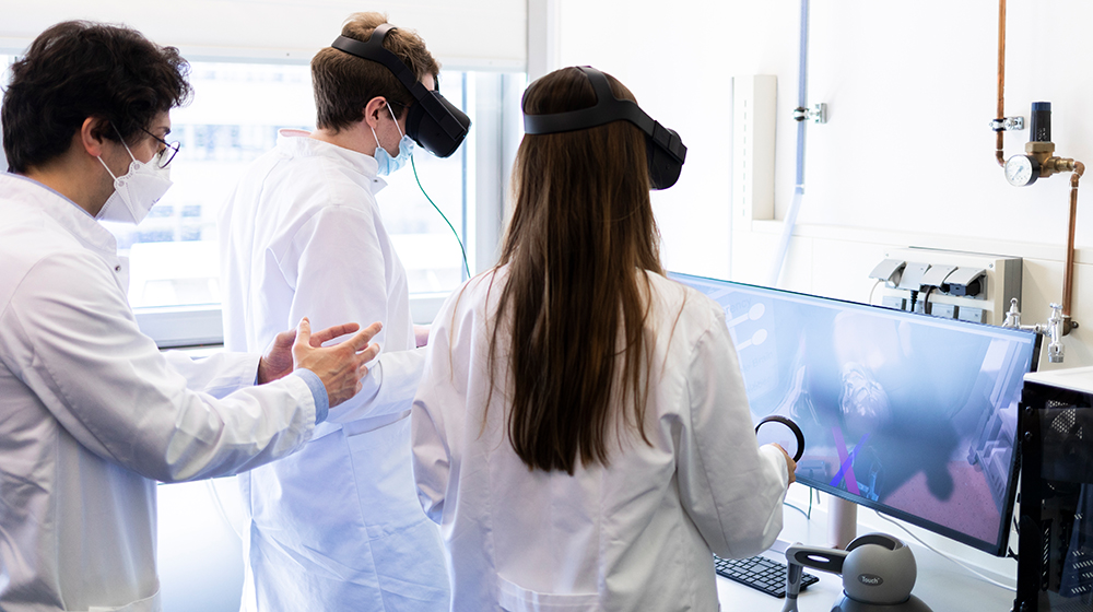 Studierende trainieren unter Anleitung eines Oberarztes mit virtueller Realität einen Eingriff in der Neurochirurgie (c) Universitätsmedizin