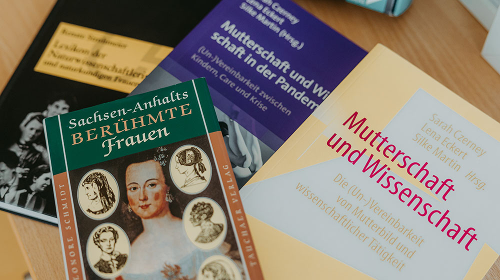 Ein Stapel Bücher über Mutterschaft und Wissenschaft (c) Jana Dünnhaupt Uni Magdeburg