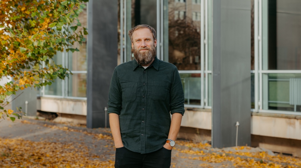 Manuel Löser stehend vor dem Campus Theater (c) Jana Dünnhaupt Uni Magdeburg