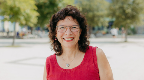 Portrait von Angela Matthies (c) Jana Dünnhaupt Uni Magdeburg Portrait von Angela Matthies vor Bäumen auf dem Mensavorplatz (c) Jana Dünnhaupt Uni Magdeburg