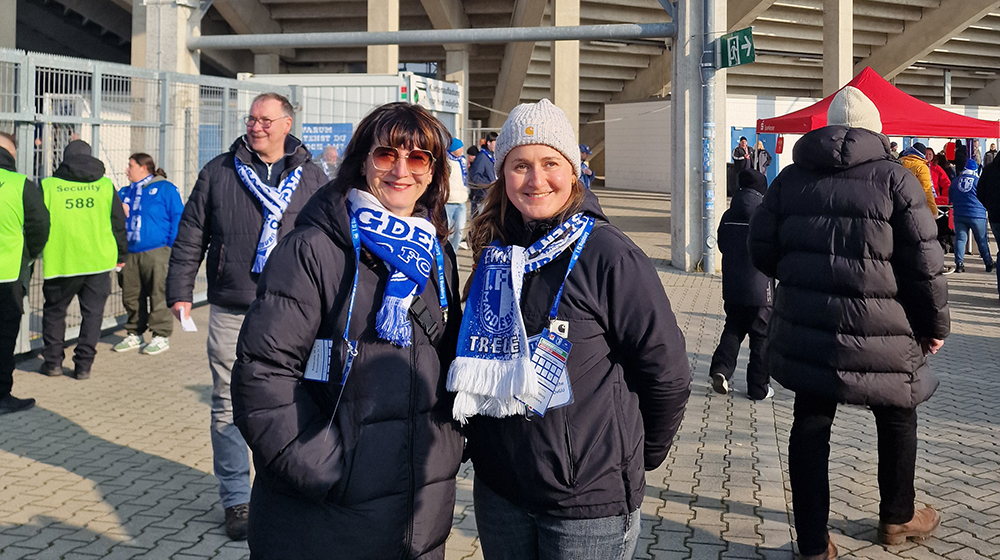 Prof. Heike Ohlbrecht und Josephine Jellen vor dem Stadion des FC Magdeburg (c) privat