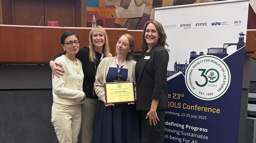 Stephanie Heß auf der ISQOLS v.l.n.r. Annie Tubadji (Co-Vice Presidents of Membership & Regional Affairs der ISQOLS); Stephanie Rossouw (President der ISQOLS), Dr. Stephanie Heß und Jill Johnson (Executive Director der ISQOLS) (c) privat Stephanie Heß auf der ISQOLS v.l.n.r. Annie Tubadji (Co-Vice Presidents of Membership & Regional Affairs der ISQOLS); Stephanie Rossouw (President der ISQOLS), Dr. Stephanie Heß und Jill Johnson (Executive Director der ISQOLS) (c) privat