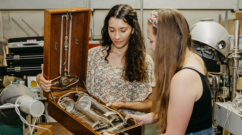Cultural Engineering Studentinnen im Keller der Medizinischen Zentralbibliothek