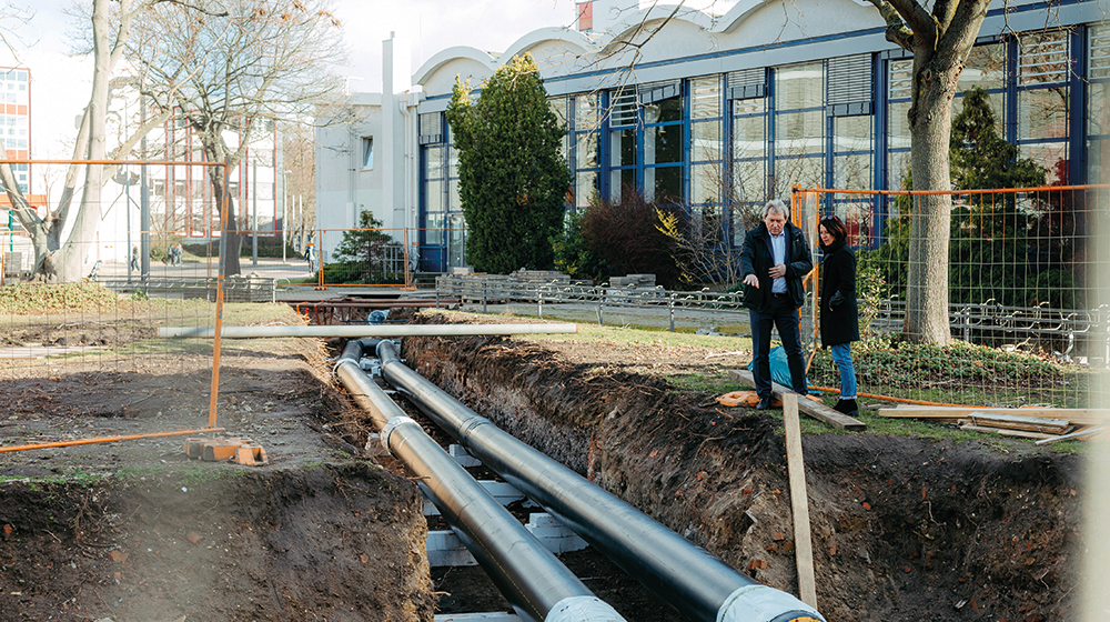 Der Kanzler der Uni Magdeburg Dr. Wadzack im Gespräch mit Pressesprecherin Katharina Vorwerk vor einer Baustelle auf dem Campus (Foto: Jana Dünnhaupt / Uni Magdeburg)