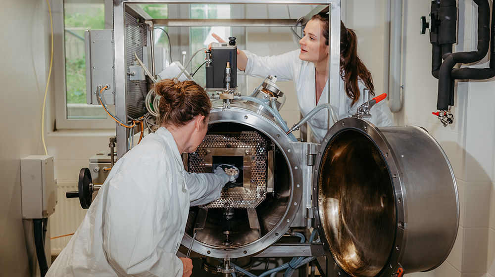 Process engineers Dr. Nicole Vorhauer-Huget (left) and Jun.-Prof. Dr.-Ing. Alba Dieguez Alonso preparing experiments at the microwave reactor. (Photo: Jana Dünnhaupt / Uni Magdeburg)