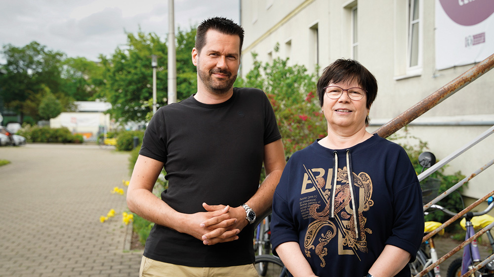 Dr. Andreas Drust and Dr. Ursula Föllner from the Staff Council in front of Building 18 (c) Catherina Kleinbauer Uni Magdeburg